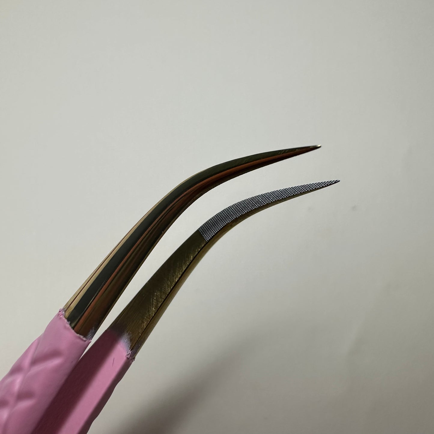 CURVED VOLUME TWEEZER