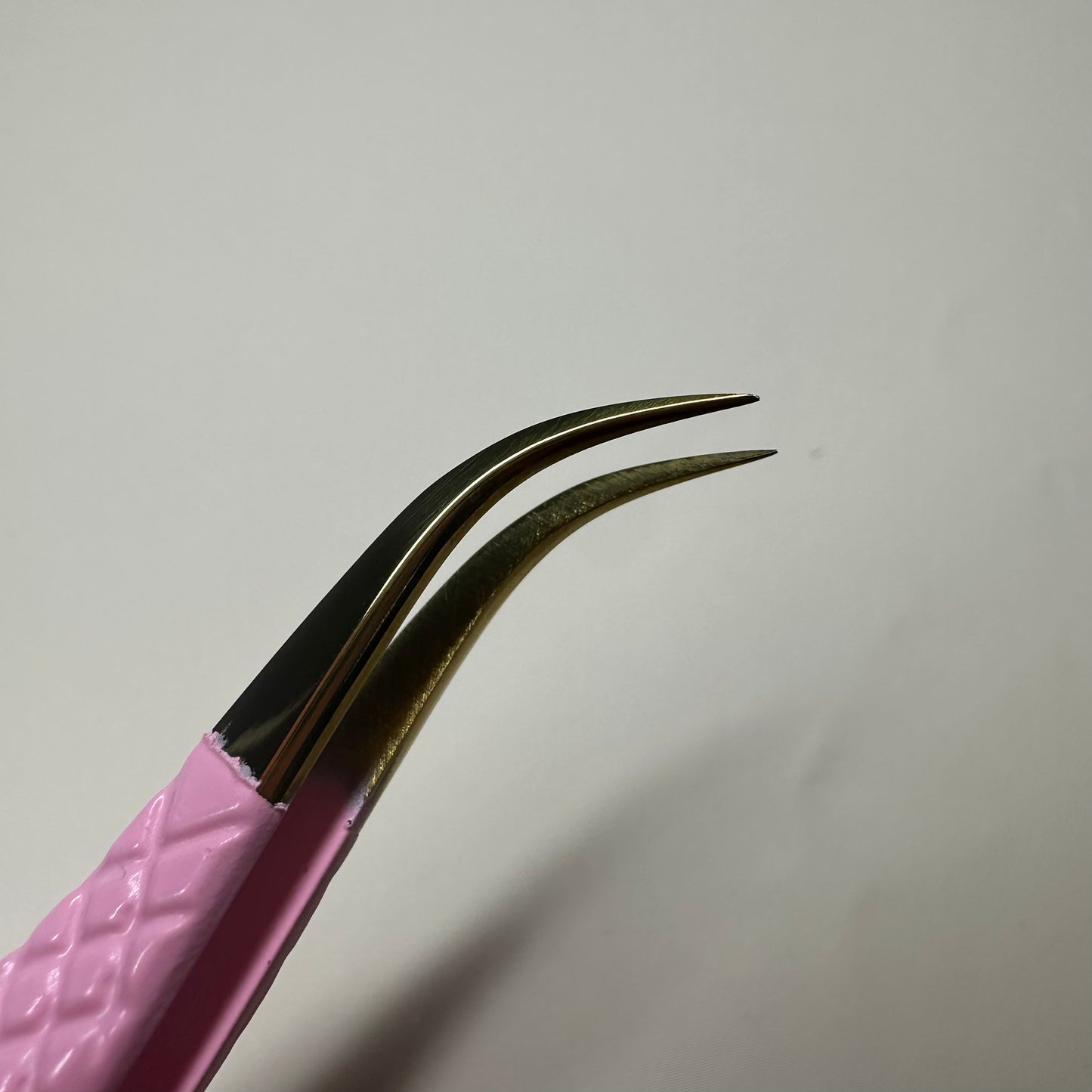 CURVED VOLUME TWEEZER
