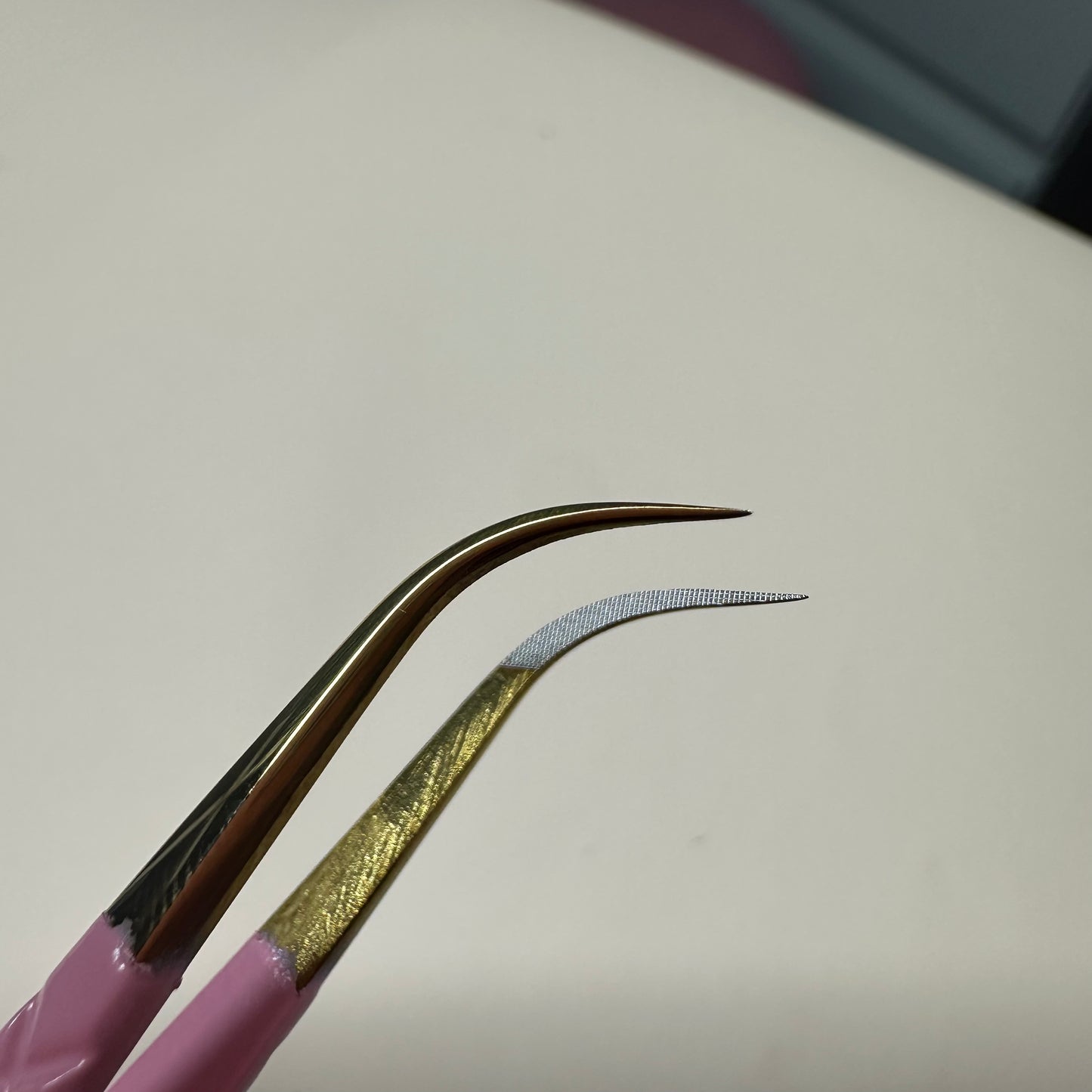 SLIM CURVED VOLUME TWEEZER