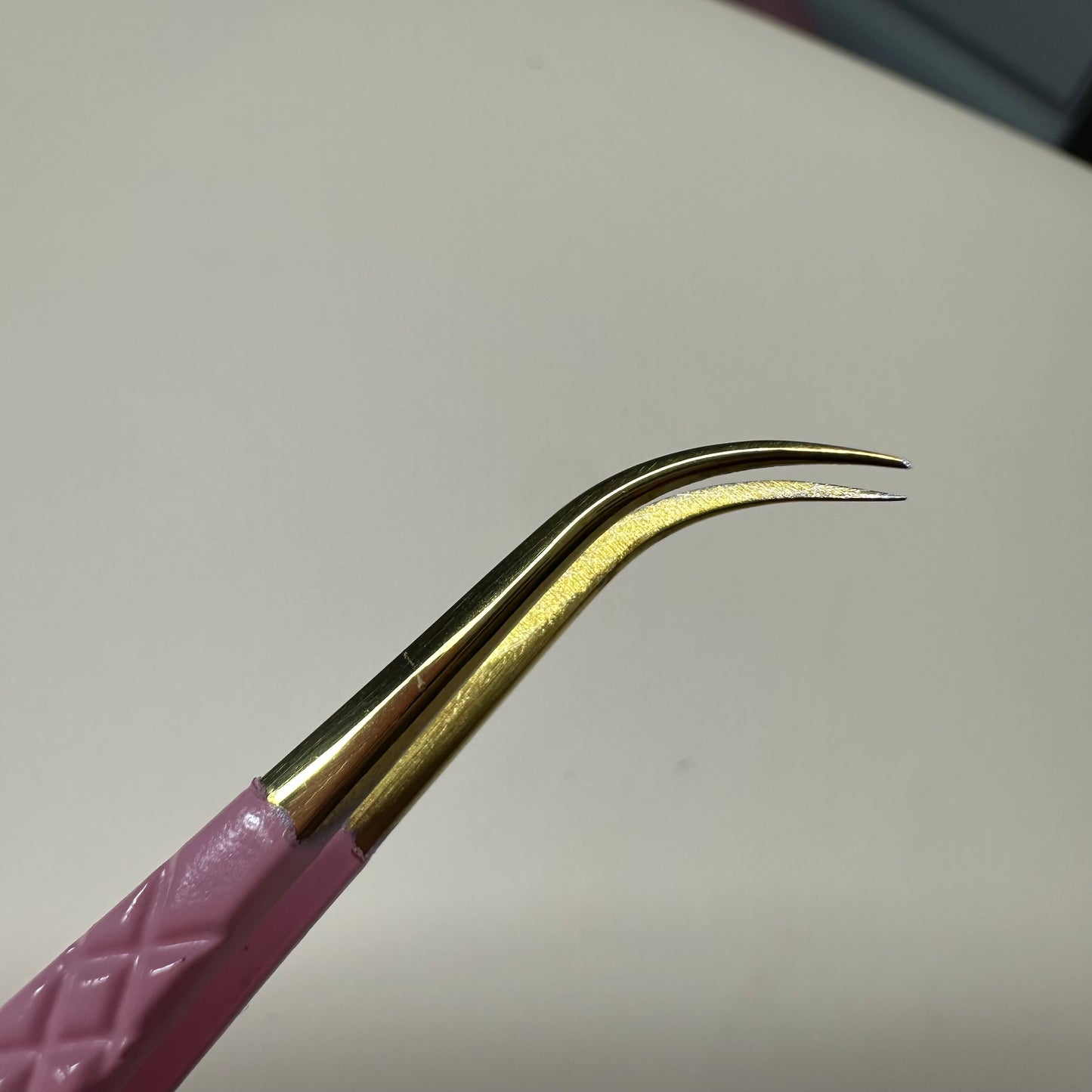 SLIM CURVED VOLUME TWEEZER